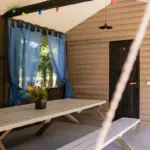 Vasaras namiņs pie ezera