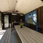 Vasaras namiņs pie ezera