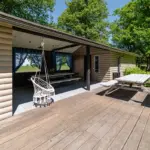 Vasaras namiņs pie ezera