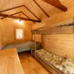 Četrvietīgs namiņš pie ezera