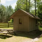 Četrvietīgs namiņš pie ezera