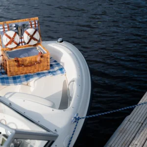 Boat rental in Lake Usma