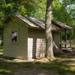 Četrvietīgs namiņš pie ezera