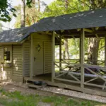 Četrvietīgs namiņš pie ezera