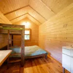 trīsvietīgs namiņš pie ezera