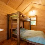 trīsvietīgs namiņš pie ezera