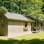 trīsvietīgs namiņš pie ezera