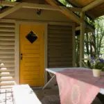 trīsvietīgs namiņš pie ezera