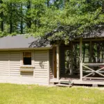 trīsvietīgs namiņš pie ezera