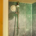 trīsvietīgs namiņš pie ezera