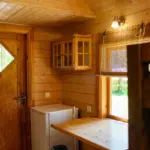 trīsvietīgs namiņš pie ezera