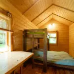 trīsvietīgs namiņš pie ezera