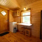 trīsvietīgs namiņš pie ezera