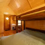 trīsvietīgs namiņš pie ezera